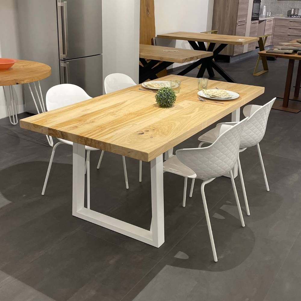 Tavolo in legno massello di castagno e gambe in ferro