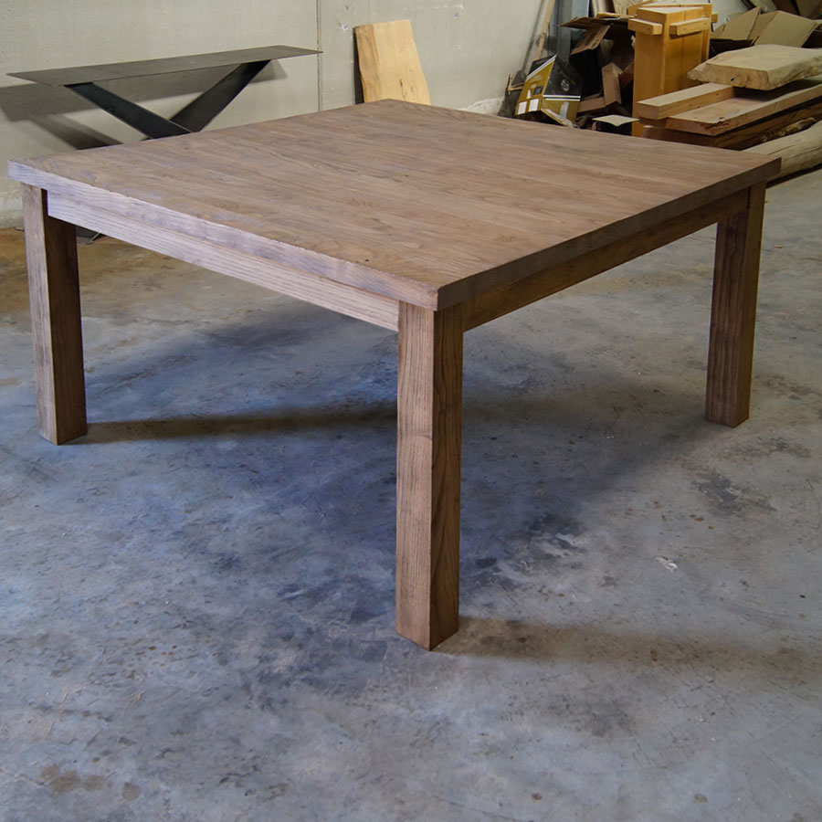 Tavolo quadrato in legno massello di castagno