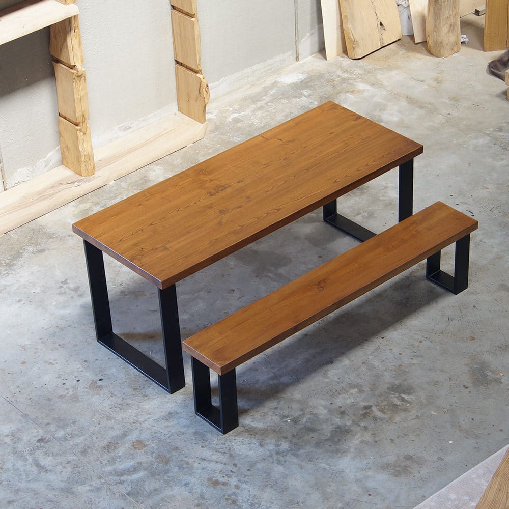 Tavolo in legno massello con panca
