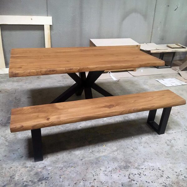 Tavolo in legno massello con panca