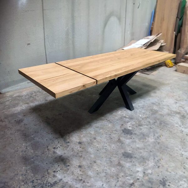 Tavolo allungabile in legno massello con gamba a stella