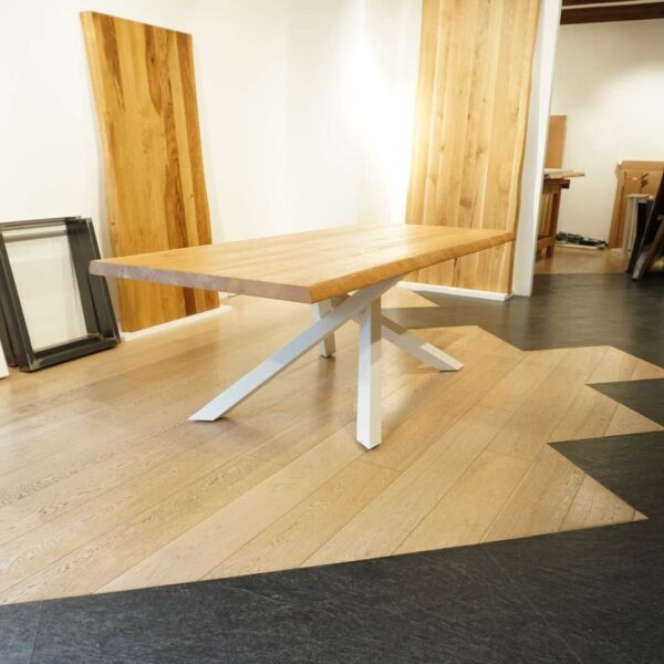 Tavolo in legno massello gambe incrociate bianche Shang