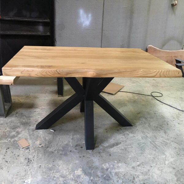 Tavolo Stella in legno massello di castagno dimensioni 140x100cm