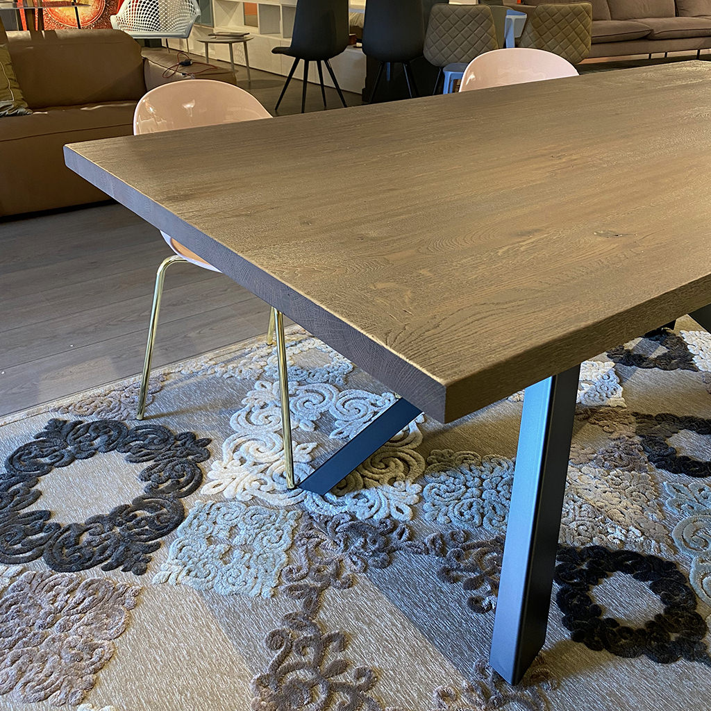 Tavolo legno massello rovere scuro con basamento in ferro - immagine 6