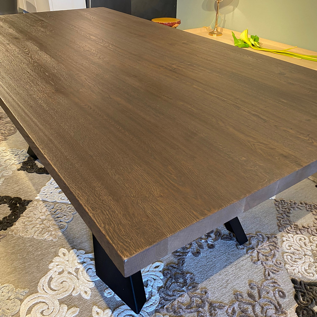 Tavolo legno massello rovere scuro con basamento in ferro - immagine 3