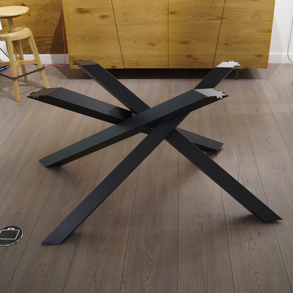 gambe incrociate gambe tavolo ferro industriale