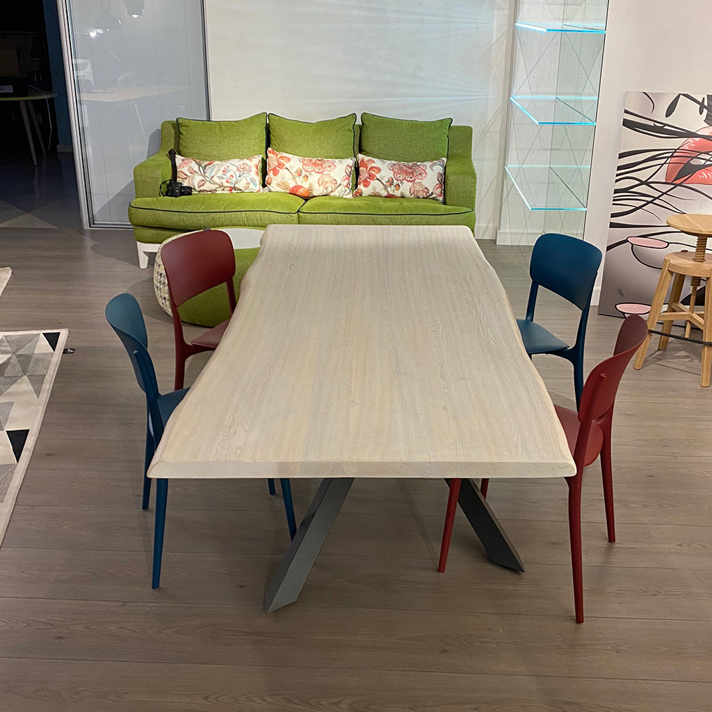 Tavolo in legno massello di rovere sbiancato e gambe in ferro - immagine 7