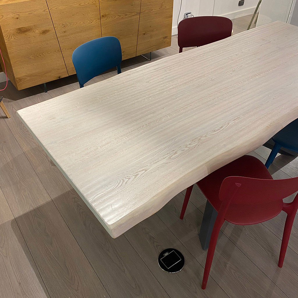 Tavolo in legno massello di rovere sbiancato e gambe in ferro - immagine 6