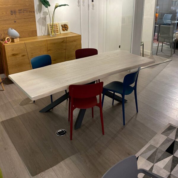 Tavolo in legno massello di rovere sbiancato e gambe in ferro