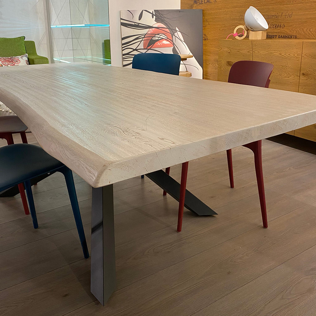 Tavolo in legno massello di rovere sbiancato e gambe in ferro - immagine 5