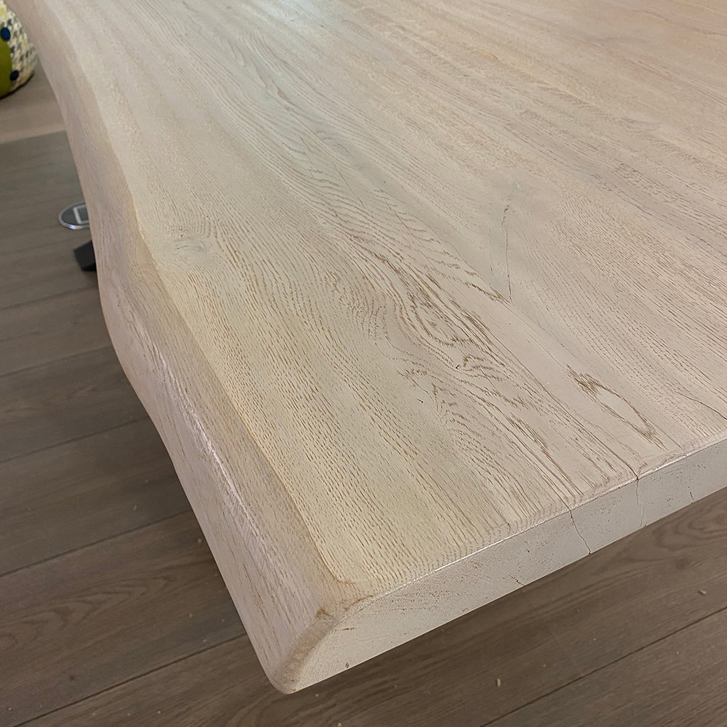 Tavolo in legno massello di rovere sbiancato e gambe in ferro - immagine 4