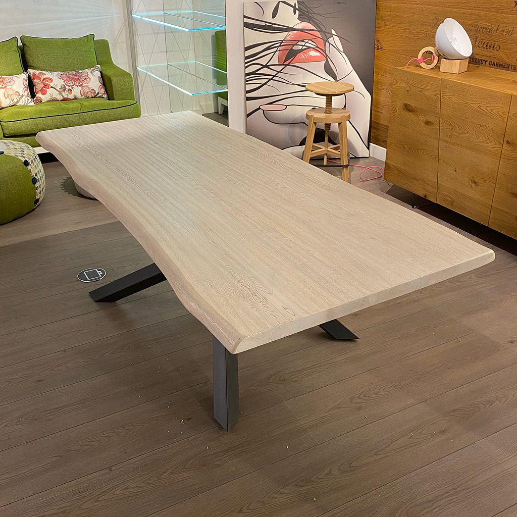 Tavolo in legno massello di rovere sbiancato e gambe in ferro - immagine 3