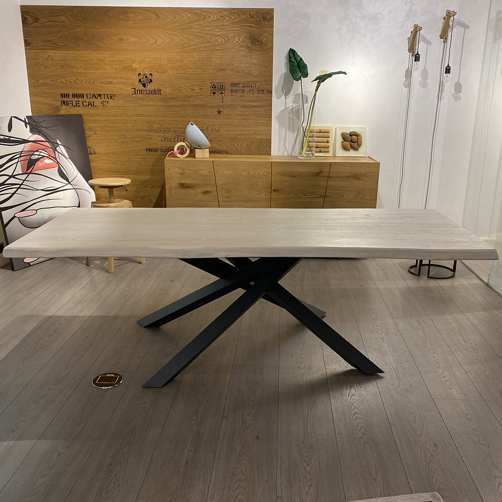 Tavolo in legno massello di rovere sbiancato e gambe in ferro - immagine 2