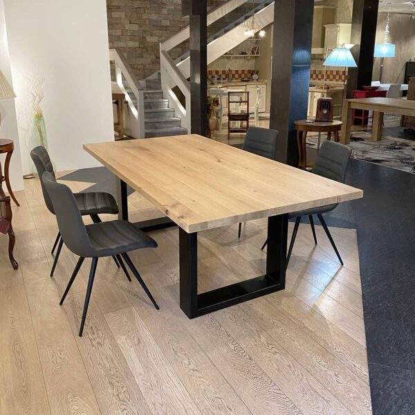 Tavolo in legno massello di rovere con gambe in ferro Impero