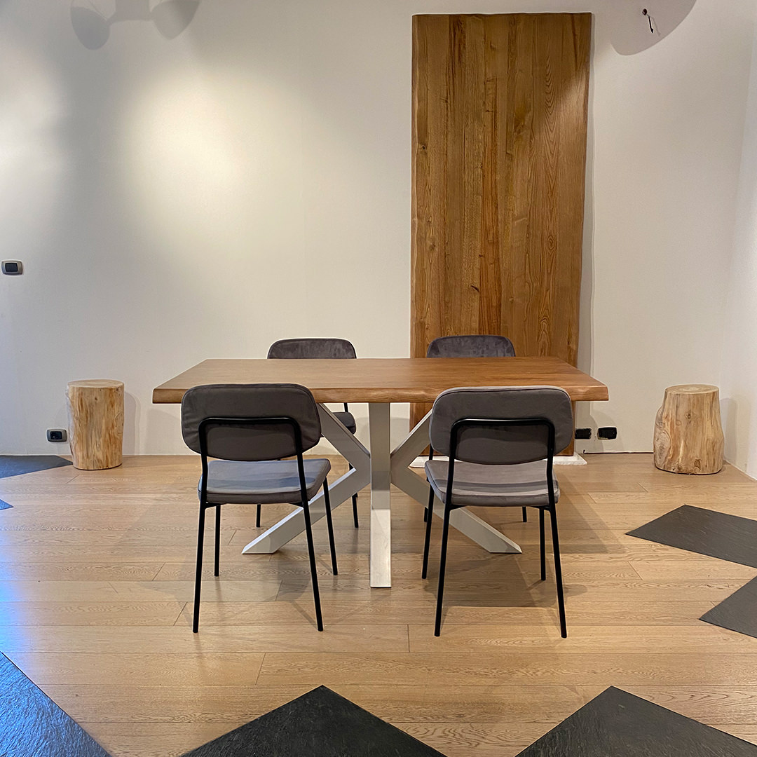 Tavolo in legno massello di castagno. Stella. - immagine 5