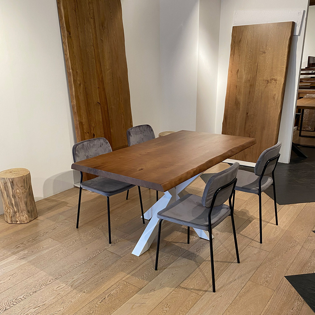 Tavolo in legno massello di castagno. Stella. - immagine 3