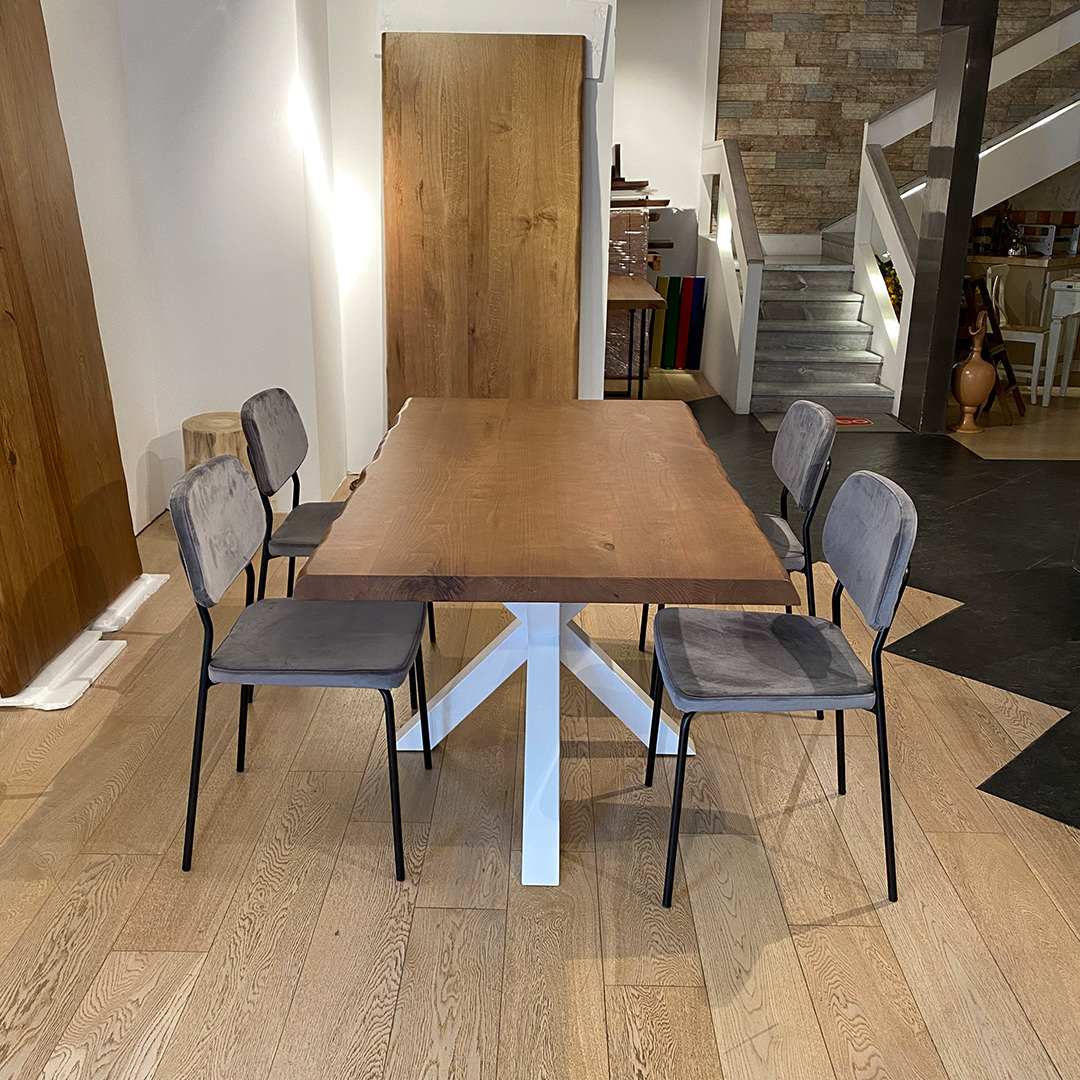 Tavolo in legno massello di castagno. Stella. - immagine 4